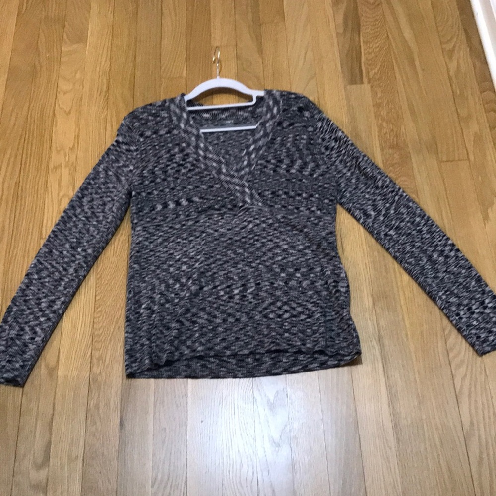 Apt. 9 Blouse, Long sleeve stretch, Gray and Black size XL, v-neck, worn once